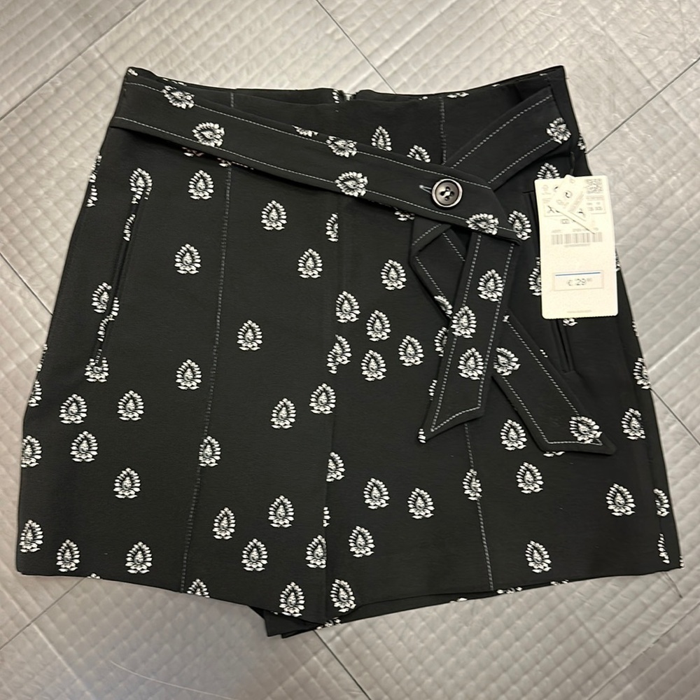 ZARA WOMENS BASIC BLACK SHORTS SIZE XS NEW